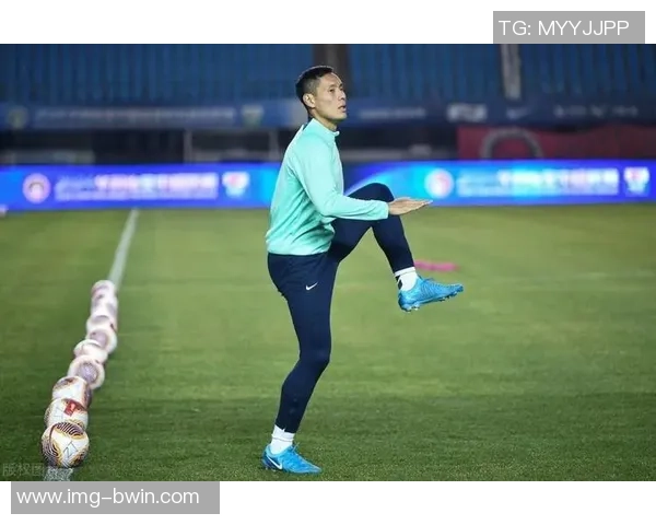 穿足球服的男生被意外发现隐藏的运动天赋引发全场惊叹与热议